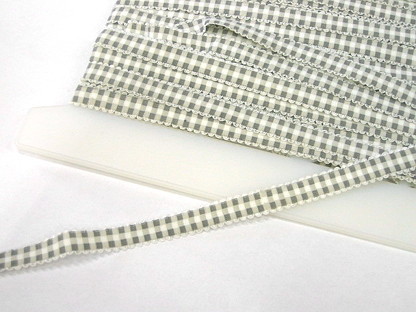 Kariertes Wäschegummi mit Bogenkante Weiß Hellgrau Grau